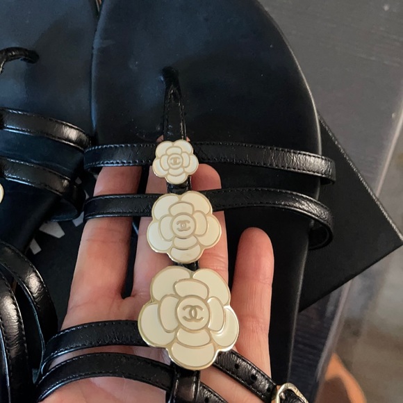 CHANEL Flat Sandals - Picture 5 of 8